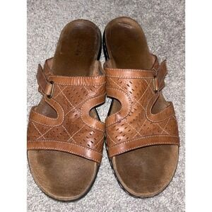 Clarks Sandals Slip On Sandals Brown Leather Strap Flats Open Toe Shoes Size 11M